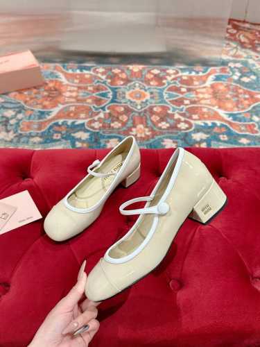 Miu Miu 缪缪 25 早春新品 专柜主打最新走秀款 珍珠扣复古玛丽珍粗跟单鞋缪家高货 顶级工艺打造精品质感 无敌舒适 绝对是一见钟情款！时尚百搭，人手必备