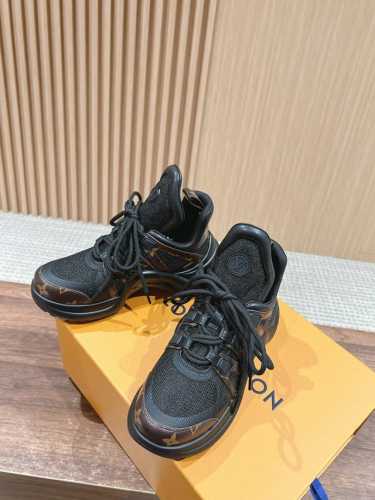 橙子出厂价p louis Vuitton 路易威登 Lv新配色 休闲老爹鞋 弓形运动鞋 不断的新品系列加入了更多配色细节 少女心爆棚 尽显青春活力 日常穿搭超级