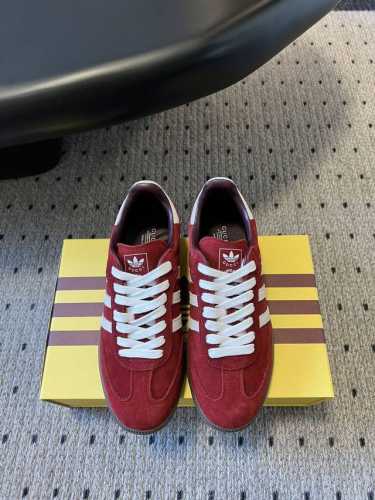 顶级版本 阿迪达斯和古驰联名了 Adidas X Gucci 全新联名系列 想入吗 Adidasxgucci 全新联名系列由两个品牌经典标志共同启发的条纹设计贯