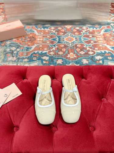 Miu Miu 缪缪 25 早春新品 专柜主打最新走秀款 珍珠扣复古玛丽珍粗跟单鞋缪家高货 顶级工艺打造精品质感 无敌舒适 绝对是一见钟情款！时尚百搭，人手必备