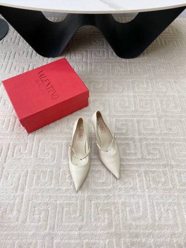 出厂 Valentino华伦天奴经典 夏Vlogo Signature平底尖头单鞋 鞋型线条流畅.版型超赞上脚舒适.增高.显瘦.拉长腿部线条 独家顶级版 Zp开