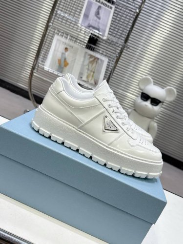 prada* 情侣款Size: 女款35-40.男款39-44. 45定做 Prada 2025普拉达新品，实力来袭！众多网红同款，时髦百搭Nice单品，意大利