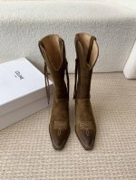 Celine 赛琳 24ss秋冬新品 复古粗跟 切尔西 尖头 铁扣长靴 高靴 骑士靴 塞琳这一季好看的款式真的是很多 比如这款军靴就很机车风 重点夸夸靴筒设计