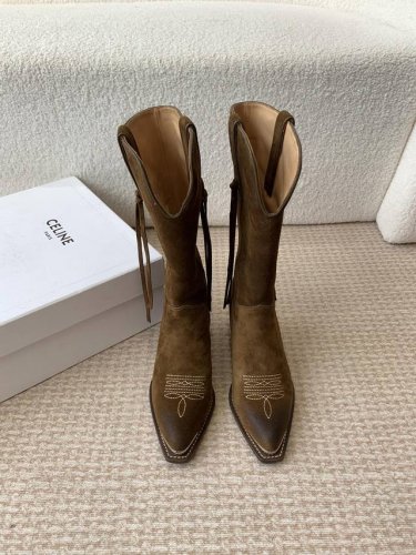 Celine 赛琳 24ss秋冬新品 复古粗跟 切尔西 尖头 铁扣长靴 高靴 骑士靴 塞琳这一季好看的款式真的是很多 比如这款军靴就很机车风 重点夸夸靴筒设计