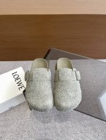 LOEWE 罗意威 25ss 新款 勃肯拖鞋来自秀场 品牌设计师Jonathan Anderson一贯的玩味主义色彩 新款 勃肯 穆勒拖鞋以可爱有趣的圆形鞋头搭