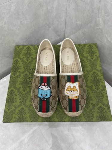 P230 新款Gucci 女士Gg麻底鞋 材料、纹理和图案相结合，在整个系列中营造出温暖的天气感觉。这双麻底鞋采用编织绳索鞋底，采用粉色 Gg 帆布制成。 Gg