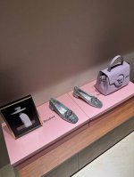 最高版出厂 2024新款Jimmy Choo吉米周金属扣装饰尖头高跟 美得心醉！俏皮，减龄又可爱 呈现即温柔又闪耀的质感！ 脚感柔软穿上逛街压力！ 后弹力设计，