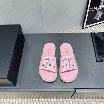 出厂： 独家顶级版本 Chane*L小香2025Vs爆款凉鞋系列 圆头花标凉拖 定制皮面、颜色、定制独特的穿皮条复杂工艺、米兰走秀主推款，超火爆. 高级手工系列