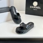 工厂价 高版本 2025C早春最新款、Chanel 香奈儿厚底夹趾凉拖、凉鞋、拖鞋 香奶奶家一贯的优雅名媛气质 高级感十足！上脚非常Nice～不管光脚穿或搭配裙