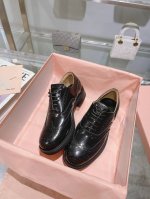 MiuMiu 缪缪2024SS走秀限量款布洛克小皮鞋 古典与现代之间的标志性矛盾在两个审美不同的世界之间展开和谐对话。Church's X Miu Miu双扣布