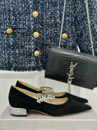 厂价 Jimmy Choo｜周仰杰经典一字钻带玛丽珍鞋 你衣柜里裙子最好的伴侣，相信我就佩服jc家的高跟鞋履设计师把女人的心理把握的很到位，做出来的鞋子绝对会让 - 点击图像关闭