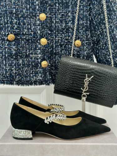厂价 Jimmy Choo｜周仰杰经典一字钻带玛丽珍鞋 你衣柜里裙子最好的伴侣，相信我就佩服jc家的高跟鞋履设计师把女人的心理把握的很到位，做出来的鞋子绝对会让