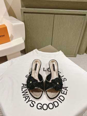 拖鞋 凉鞋 225 驴家新品 New Arrival～Lv春夏单宁猫跟拖鞋.单宁色搭配的棕色皮质，也太出彩了！ 刚刚好的小猫跟，性感舒适，拉满了夏日美鞋能给的满 - 点击图像关闭