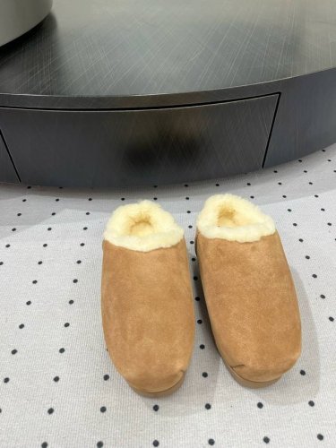 一口价 秋冬新品， ★面料： 皮毛一体 内里：羊毛 鞋底：发泡大底 优雅风格 创造不一样的感觉 跟高 1 cm 简约气质款式！ 市场顶级 show bdetai