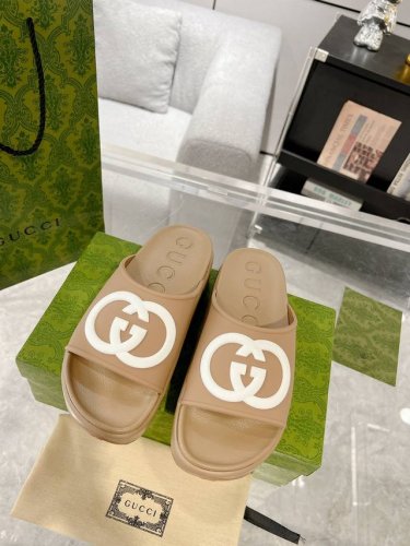 最新款Gucci 23Ss 春夏单品 新款厚底沙滩情侣款拖鞋 拉腿增高神器 Yp一比一还原，所有细节 材质 舒适度 全部跟原版一样了 复刻度98%。底厚5Cm