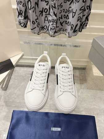 情侣款 Prada普拉达 春夏最新 三角标 小白鞋休闲运动鞋 原版购入开发 做货 这款皮革运动鞋时尚简洁，展现p极简风格和运动个性的充分融合。 搭配经典的棉质鞋 - 点击图像关闭