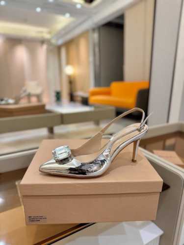 价格P： Gianvito Rossi 2025新款拖鞋 原版开发 顶级版本 代购品质 超美的大宝石高跟凉鞋。大颗宝石璀璨夺目，仿佛把星辰踩在脚下，瞬间成为人群