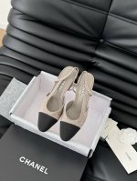 Chanel 经典Slingback后空凉鞋 前几年一直在做这个款 今年我们还是重新购版，再次精细Copy。 发现新版面的鞋面线条和形体舒适度都做了微调！ 这个