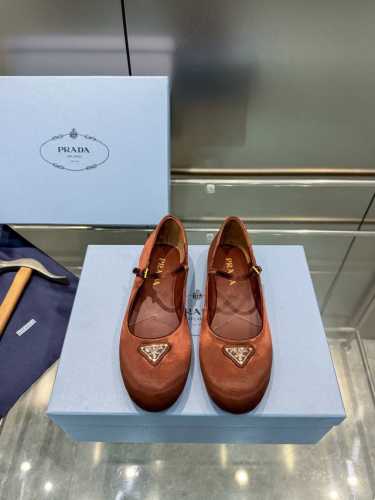 prada 普拉达Ss春夏新品 闪亮登场 玛丽珍平底芭蕾舞鞋 柔软舒适 ，小红书各大博主推荐，妥妥的学院风通勤1-1开发 圆头金色三角标扣 出厂价p 面料 ：羊