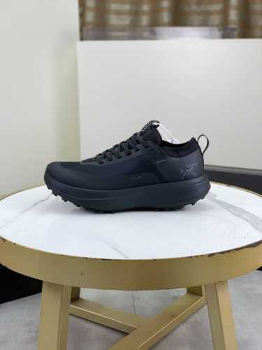 工厂p价p 实价 始祖鸟全新鞋款 终于在近期正式上线了 目前已经登陆欧美等地进行发布 Vertex Alpine型号搭配双中底 有着不错的舒适性和稳定性 其鞋面