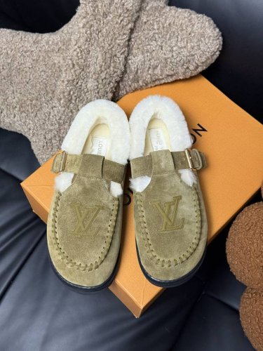 顶级品质 Lv fw 24 new arrival～ 1v24秋冬可爱毛毛鞋，勃肯鞋型体，玛丽珍T待设计；把时髦想要的元素融为一体！ 鞋面用皮条纯手工缝制，彰显