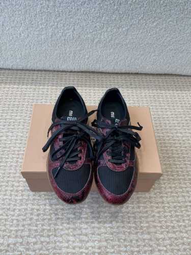 Miu Miu 25Ss 春夏新款走秀Miumiu 玛丽珍款德训 休闲鞋 秀场工艺来自Miu Miu系列的细节特写 新季的潮流要素一 与此刻挚爱的概念，多元对撞