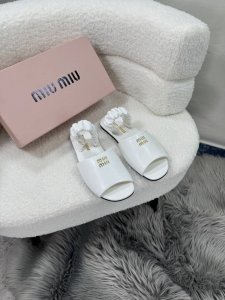 出厂： Miumiu 缪缪 春夏新款 鱼嘴平底凉鞋 露趾罗马鞋 沙滩凉拖 柔软又好穿 超级仙女 真的好甜 少女心 让所有女生们无法抗拒～ 码数：35-40