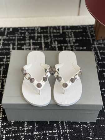 代购级 balenciaga 25Ss 沙滩 这是一双经典的人字拖 主体由浅棕色的鞋底与黑色的鞋带构成 鞋底表面有细腻的纹理 不仅增加了与脚底的摩擦力 行走时更 - 点击图像关闭