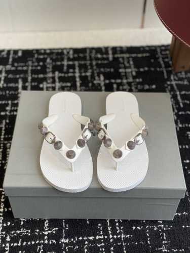 代购级 balenciaga 25Ss 沙滩 这是一双经典的人字拖 主体由浅棕色的鞋底与黑色的鞋带构成 鞋底表面有细腻的纹理 不仅增加了与脚底的摩擦力 行走时更