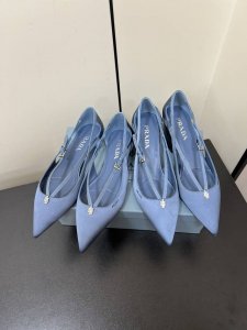Prada 25ss 早春新款绝美尖头跟鞋 时尚界久违的极简之美经典时尚配色 毫不费力的优雅风来袭 时髦 精致 绝美 包头尖头 开边珠外穿时尚气质简约新款日常拖