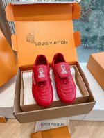 G000所见即所得2025年春夏秀场上推出的 LV Footprint Soccer 运动鞋是 Pharrell Williams 设计的第一款以足球为灵感的运