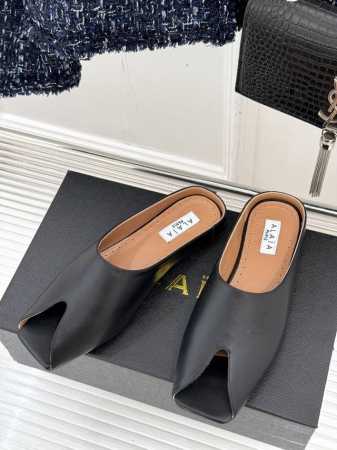 厂价 ALAIA 阿莱娅新品鱼嘴金属扣拖鞋夏天到了 也到了穿凉鞋的季节这款凉鞋真的是上脚一眼惊艳涂个指甲油 上脚给人温柔又性感蜈蚣精们必备时髦单品！面料采用进口 - 点击图像关闭