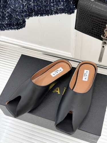 厂价 ALAIA 阿莱娅新品鱼嘴金属扣拖鞋夏天到了 也到了穿凉鞋的季节这款凉鞋真的是上脚一眼惊艳涂个指甲油 上脚给人温柔又性感蜈蚣精们必备时髦单品！面料采用进口
