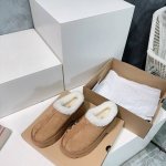 高品质出厂 ！顶级品质UGG油鸡鸡24ss秋冬新款克罗格 厚底坡跟拖鞋羊毛雪地靴！独特的设计，懒人的最爱！ 鞋面牛磨砂，内里羊皮毛一体 原版发泡大底 轻便防滑