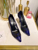 L..V 路 易 新款 厂批： 普通大底： 真皮大底： 蕾丝漆面搭配，大方得体，持久耐看！鞋柜必备款、化繁为简。 面料： 品牌logo标志蕾丝网面搭配漆皮漆面