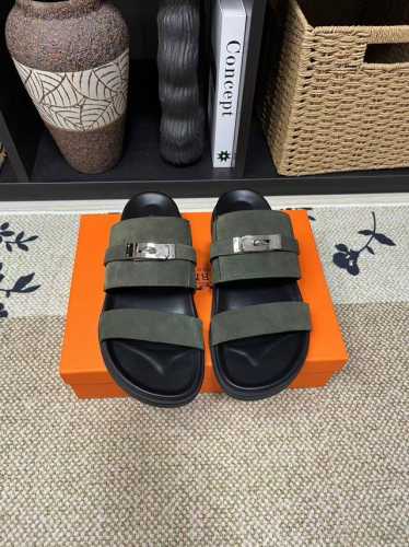 元 绿色Hermes男士 Kazimir拖鞋-顶级品质 编织饰若和小牛皮机能凉鞋，以“H”标志性图案为灵感的交织鞋面打造休闲造型，可谓夏日良伴。 进口牛皮+牛皮