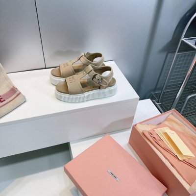 高品质出厂 ！顶级品质Miumiu缪缪2025新款 松糕厚底帆布简易罗马猪笼凉鞋！ 质感非常高级 厚底设计非常容易驾驭穿搭 搭配袜子更显新潮 ！ 大长腿利器 超
