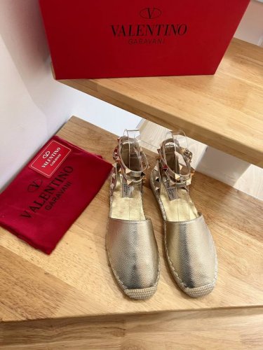 新品 Valentino 华伦天奴 早春巴黎专柜上新# 中空麻绳底渔夫鞋风靡全球的时尚，各大品牌都有类似的款但是使得众多仙女争相消费的，是他家独一无二的Logo