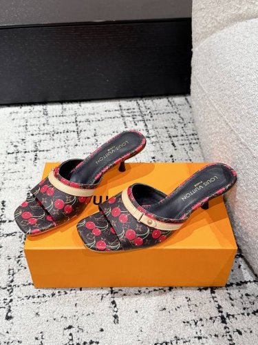louisvuitton 25 夏季限定 樱桃风 细跟 凉拖 最新夏季限定 樱桃风系列 采用彩色以及鞋面的大面积底色作为对比 创造出樱桃彩色元素风格 成就了又一