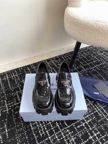 东莞代购级 Prada 全新升级 三角标松糕厚底乐福鞋 超级火爆的乐福鞋，松糕底经典乐福鞋的鞋面，特别的百搭好看 鞋底采用的是超轻Pu发泡，穿起来特别轻盈，鞋面