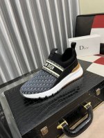 出厂价 Dior 迪奥最 2024新款精心打造，引爆全场！不断创新的国际品牌 此款男士四季休闲鞋，原版版本，鞋面采用牛皮面料 ，皮垫脚真爆超轻大底， 码数：38