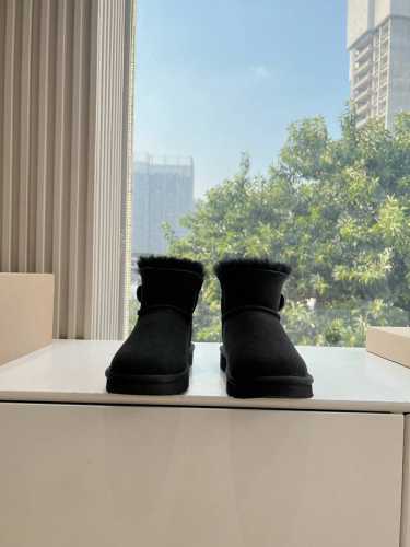 G026顶级ugg冬季新款女同款休闲舒适厚底圆头棉靴雪地靴 它的优点就是特别轻又好走路 跑步都没问题搭任何的裤子都可以 露不露可爱的毛边都好看搭配修身裤十袜子拉