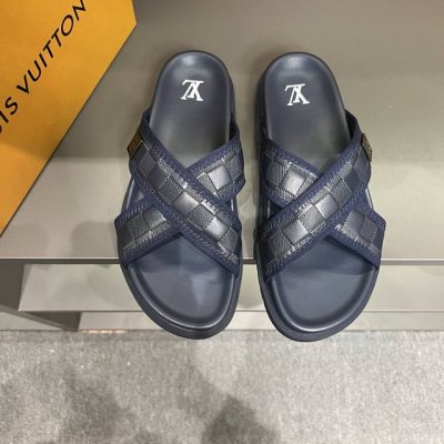 码数38-46 L.V 驴家高端男士夏季拖鞋， 经典老花系列，一字带宽松设计，别致的色彩拼接效果，个性鲜明，时尚潮流穿搭必备款式，轻盈舒适。轻质韧性橡胶内底，微
