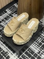 25Fw春夏新款小香chane*五金双C扣草编麻绳厚底坡跟拖鞋防水台穿不腻的百搭凉拖 超经典五金字母扣 。9的厚底添砖加瓦 大长腿即视感轻松拿捏！休闲中带着精致