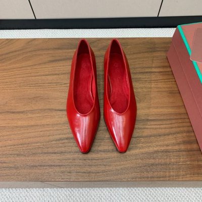 Loro Piana 女巫单鞋。极简主义风格。属于非常耐看的款式！高级百搭之王。鞋面油蜡皮。进口真皮大底。 码数：35-41 40、41定制不退换 批：