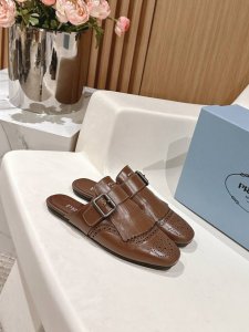 半拖 单鞋 男装10 PRADA普拉达春夏走秀款复古布洛克情侣款半拖单鞋走秀款 复古感时髦满满 随意百搭 时尚休闲 独到味道 人人都爱也轻松驾驭 每年都会爆.足