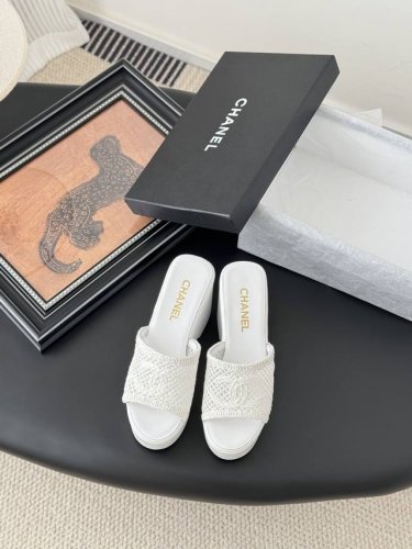 Chanel 25p秀款厚底防水台拖鞋 鞋面新版面刺绣，防水台4.5Cm，后跟10Cm！ 上脚后很稳！穿上立马两米八 内里垫脚羊皮，原版大底。 Size:35-