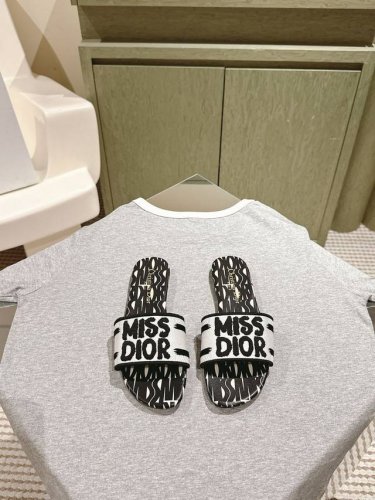迪奥 Miss Dior系列平底拖鞋 字母刺绣Logo拼色一字拖鞋 1 专柜同步最新配色夏季胶囊系列立体刺绣度假字母拖升级版 美爆的全新系列 暴走利器原Ban开