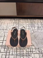 代购级 Miu Miu 25Ss 春夏季走秀款 夹趾凉鞋 最新款 夹趾徽标 女士夏季拖鞋 ，上脚软软绵绵的 ， 亲肤柔软舒适 ，华美工艺营造精致的立体纹理质感，