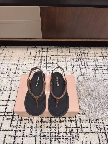 代购级 Miu Miu 25Ss 春夏季走秀款 夹趾凉鞋 最新款 夹趾徽标 女士夏季拖鞋 ，上脚软软绵绵的 ， 亲肤柔软舒适 ，华美工艺营造精致的立体纹理质感，